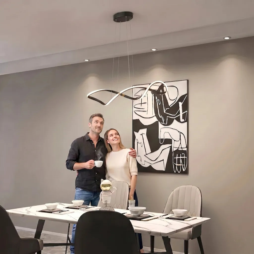Pareja disfrutando de comedor con lámpara colgante moderna Casa Fogo México