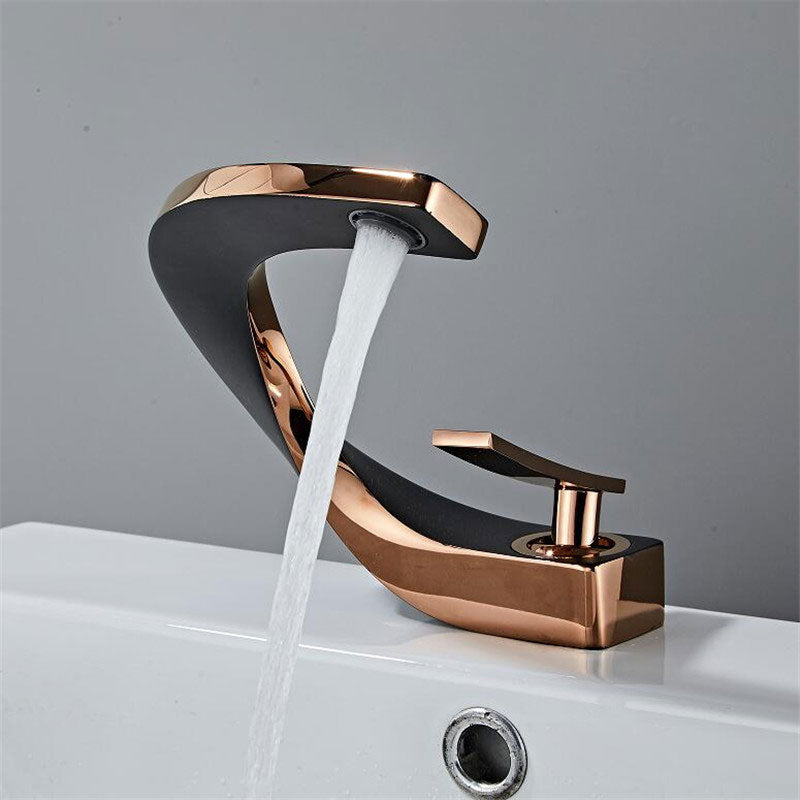 Grifo Epsilon - grifo de diseño para baño o cocina acabado negro con oro rosado | Casa Fogo México