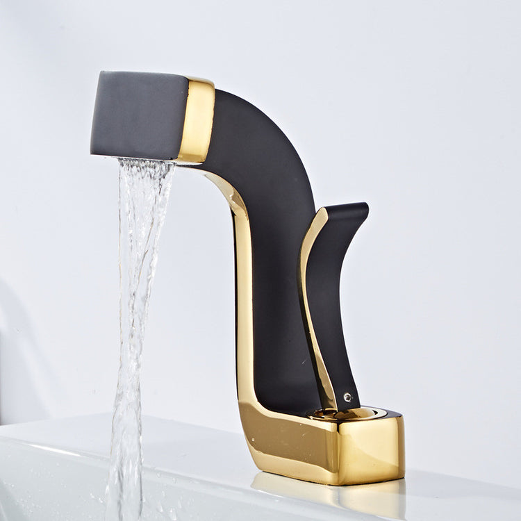 Grifo Hera - grifo de diseño para baño o cocina acabado negro con dorado | Casa Fogo México