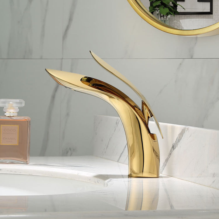 Grifo Hypso - grifo de diseño para baño o cocina acabado dorado | Casa Fogo México