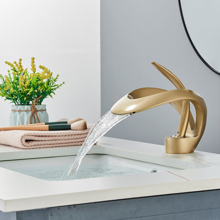 Grifo Pasión - grifo de diseño para baño o cocina acabado dorado | Casa Fogo México