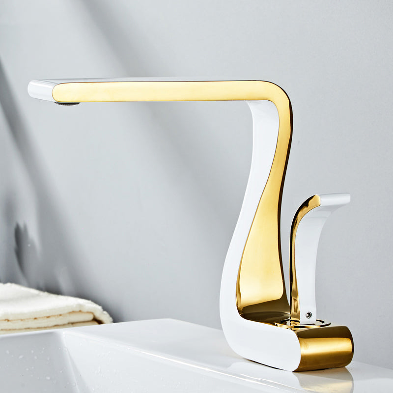 Grifo Swan - grifo de diseño para baño o cocina acabado blanco con dorado | Casa Fogo México