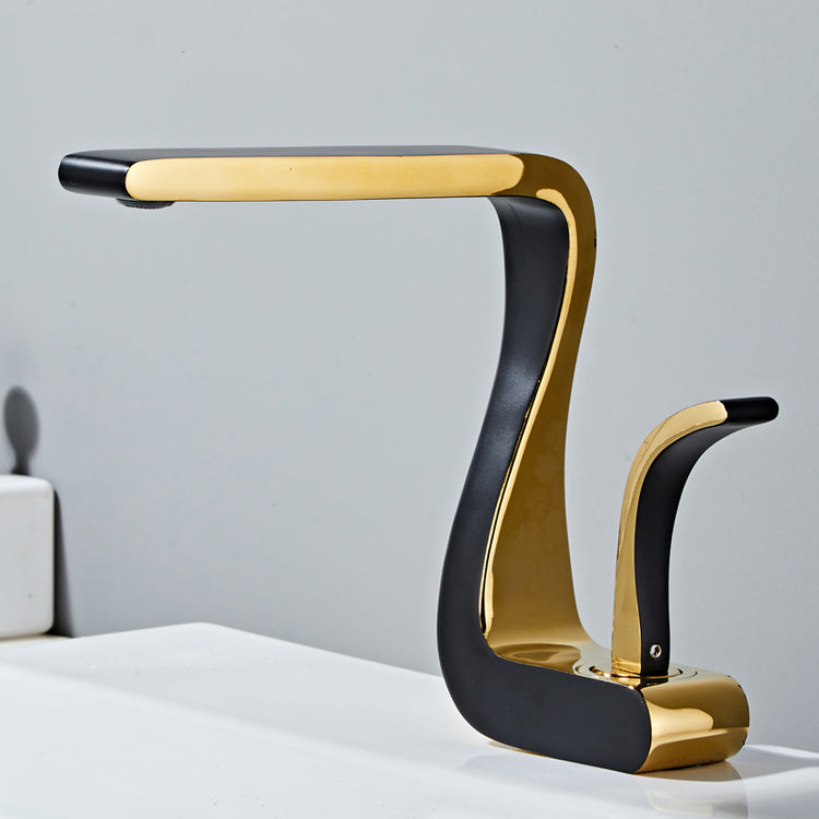Grifo Swan - grifo de diseño para baño o cocina acabado negro con dorado | Casa Fogo México